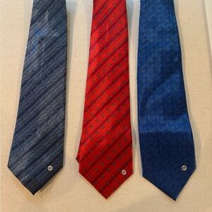 3 Men’s Versace classic V2 ties. Red/Blue/Blue Grey